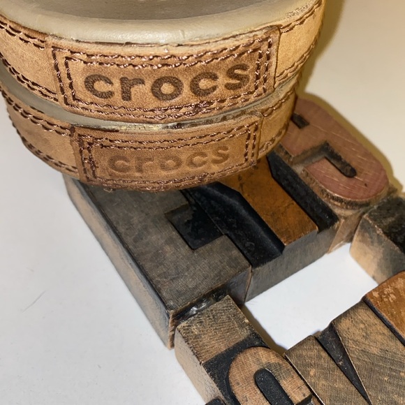 🆕🐊CROCS Women’s Leather/Croslite Flip Flop Sandals - Picture 8 of 8